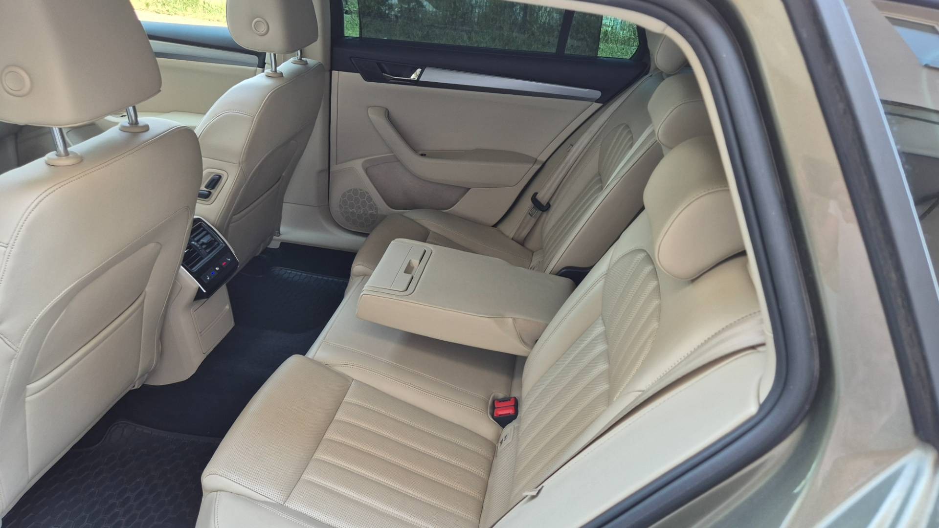 Škoda Superb Combi 2.0 TDI 190k 4x4 Style DSG EU6 – Obrázok 18
