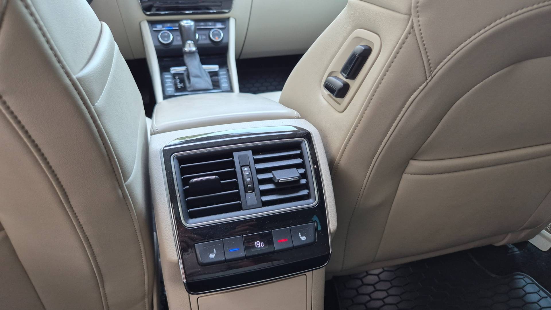 Škoda Superb Combi 2.0 TDI 190k 4x4 Style DSG EU6 – Obrázok 20